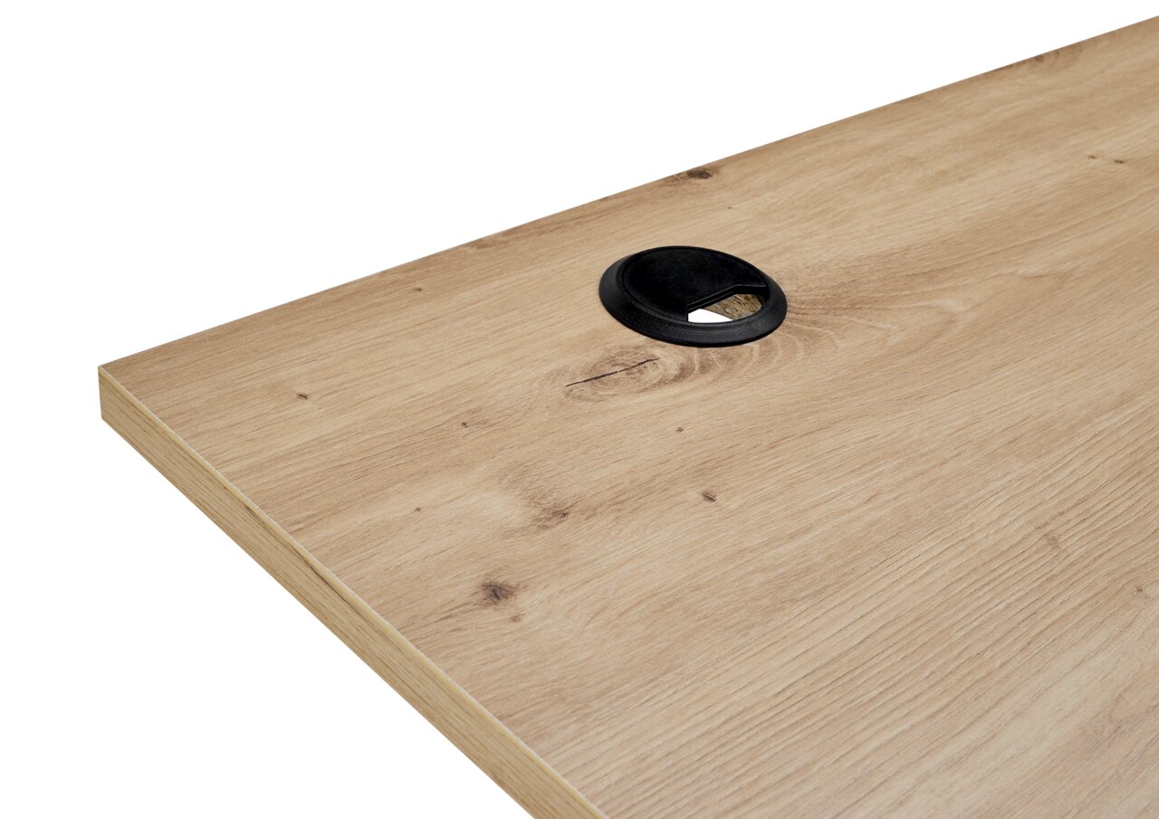 Nahaufnahme einer Schreibtischplatte aus Holz mit Kabeldurchlass, perspektivisch von oben rechts fotografiert.