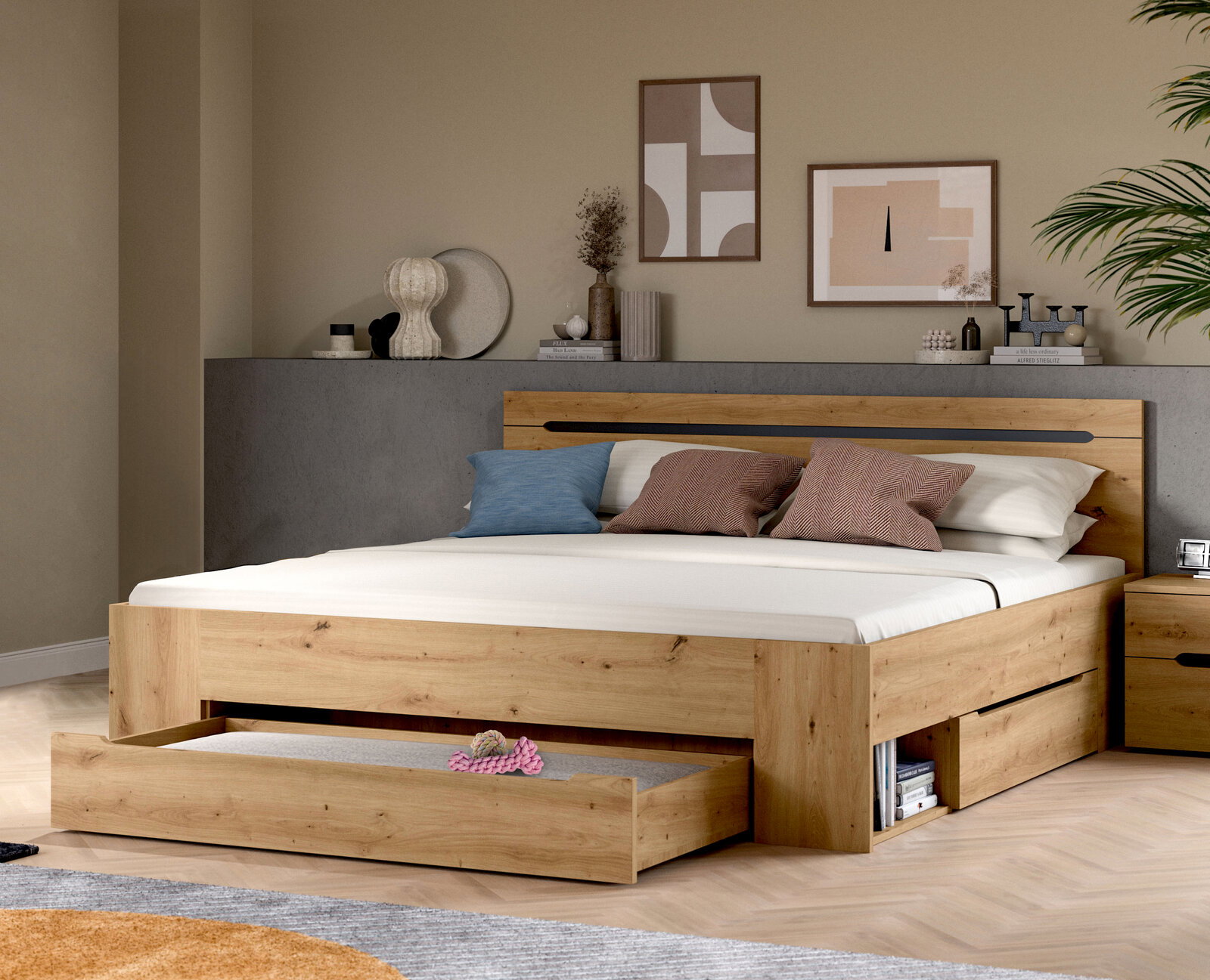 Modernes Holzbett in Eiche-Optik mit hohem Kopfteil und integrierten Schubladen/Stauraum, eine Schublade vorne ausgezogen; Ansicht schräg von vorn im Schlafzimmer-Setting.