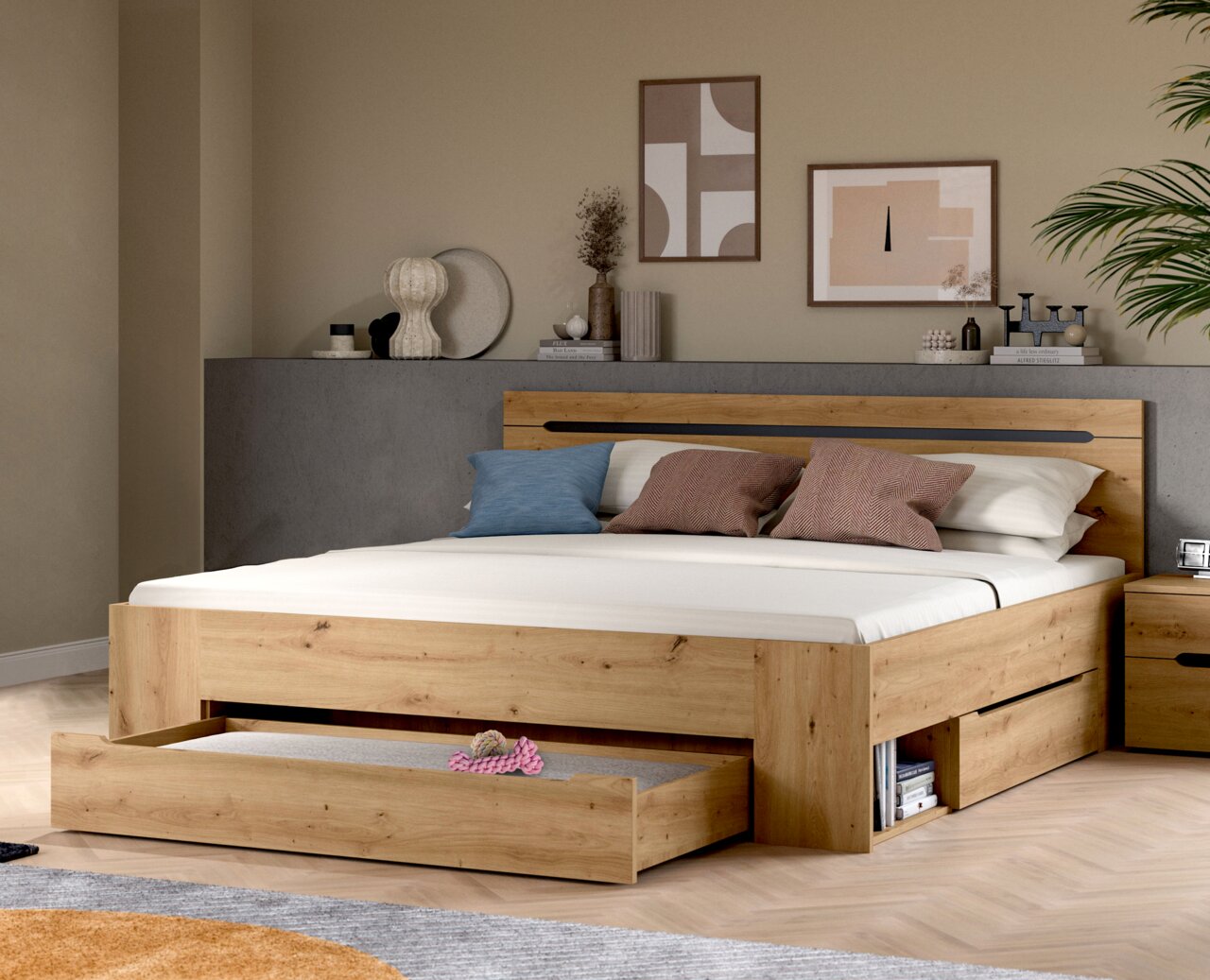 Modernes Holzbett in Eiche-Optik mit hohem Kopfteil und integrierten Schubladen/Stauraum, eine Schublade vorne ausgezogen; Ansicht schräg von vorn im Schlafzimmer-Setting.