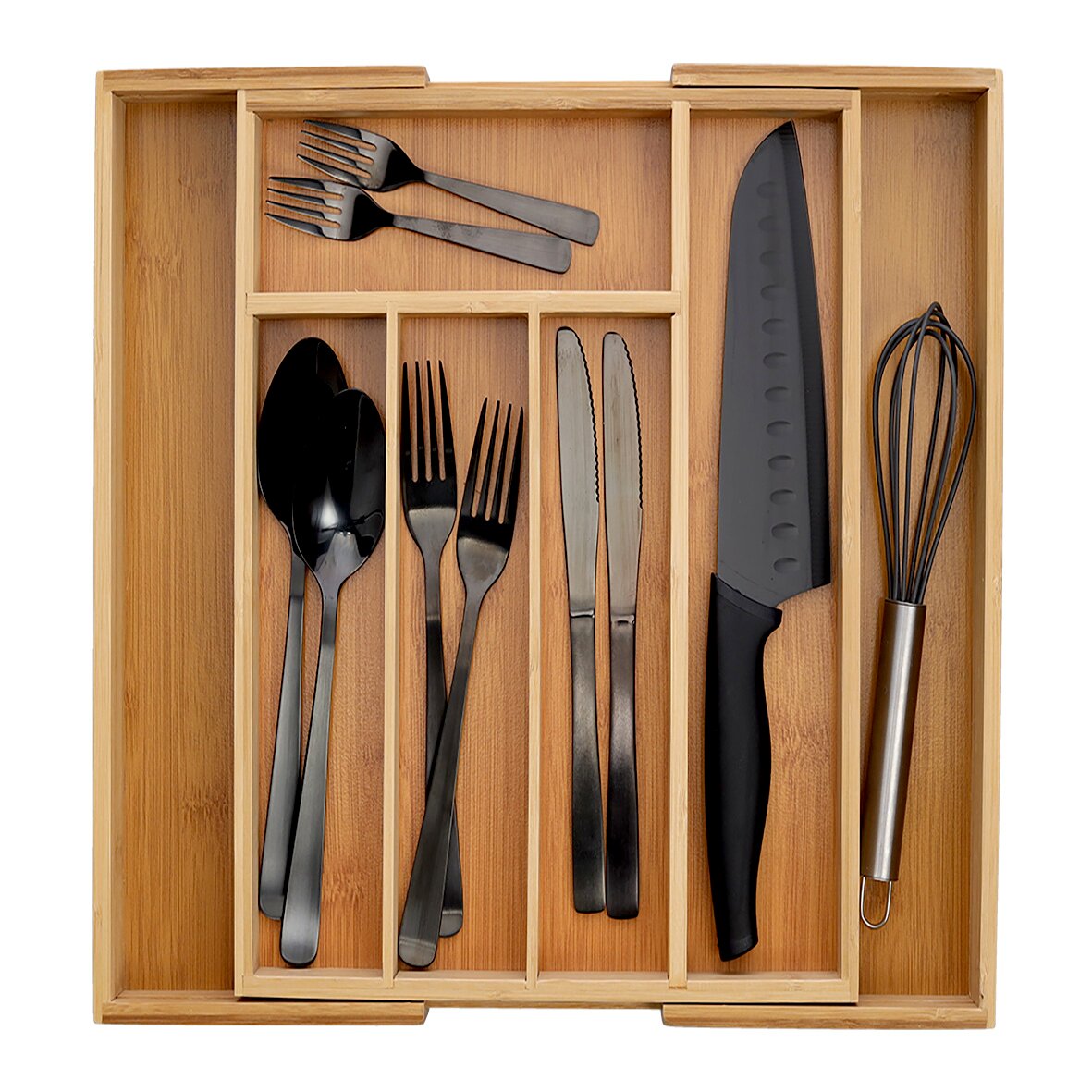 Vogelperspektive auf einen ausziehbaren Besteckkasten aus Holz mit schwarzem Besteck, einem Messer und einem Schneebesen.