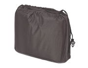 Schwarze Stapelstuhlhülle aus robustem Material, seitliche Perspektive