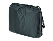 Schwarze Stapelstuhlhülle aus robustem Material, seitliche Perspektive