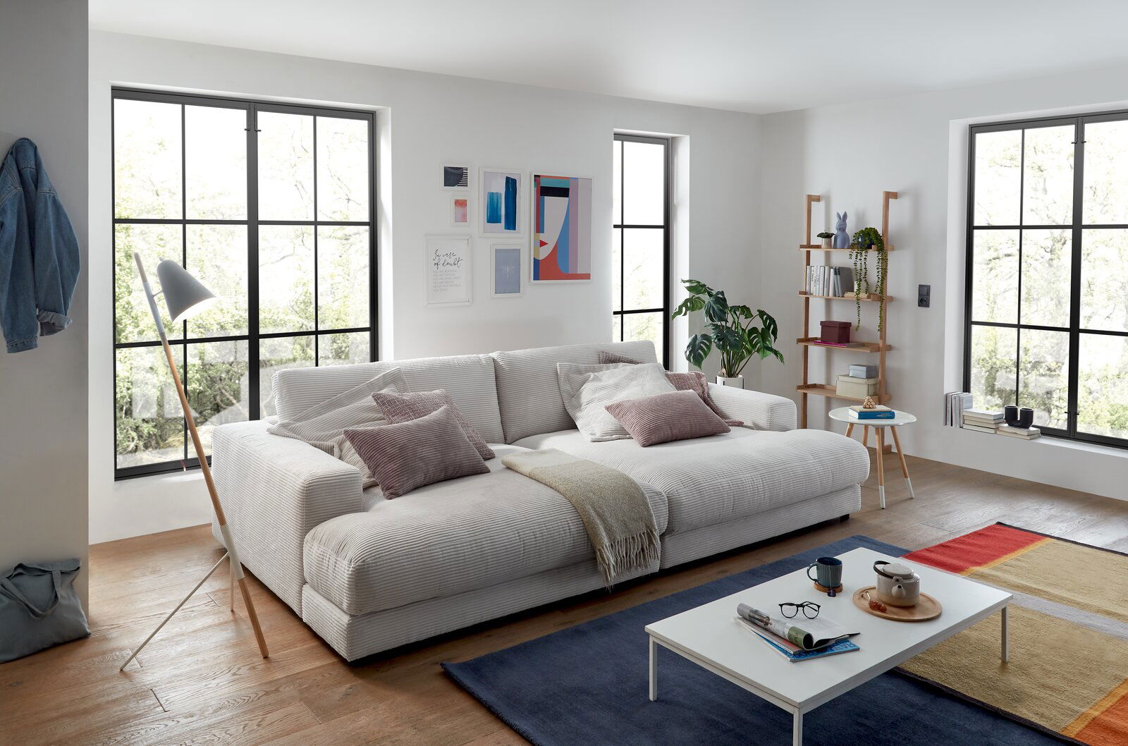 Pure Home Lifestyle Big Sofa PURE 979 Gemütliches kleines Megasofa in einem modernen Wohnzimmer, seitliche Perspektive.