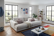 Gemütliches kleines Megasofa in einem modernen Wohnzimmer, seitliche Perspektive.