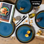 Vogelperspektive auf ein 4-teiliges Dinner-Teller-Set in Blau-Braun, dekoriert mit exotischen Früchten und Gewürzen auf einem Holztisch.