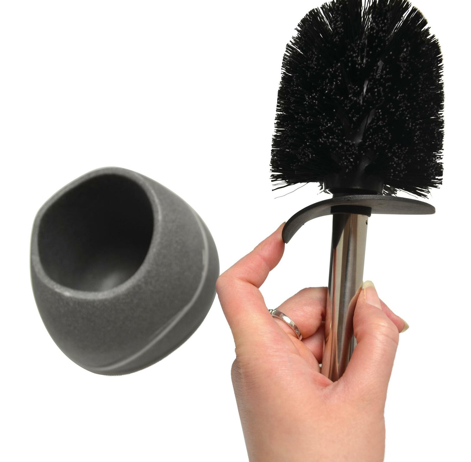 Nahaufnahme einer WC-Bürstengarnitur Little Rock mit schwarzem Bürstenkopf und grauem Halter, gehalten in einer Hand.