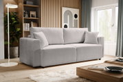 Hellgraues, modernes 3-Sitzer-Sofa mit breiten Armlehnen und zwei Rückenkissen im Wohnzimmer, fotografiert in frontaler leicht seitlicher Perspektive.