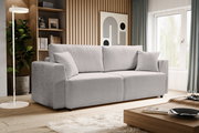 Hellgraues, modernes 3-Sitzer-Sofa mit breiten Armlehnen und zwei Rückenkissen im Wohnzimmer, fotografiert in frontaler leicht seitlicher Perspektive.