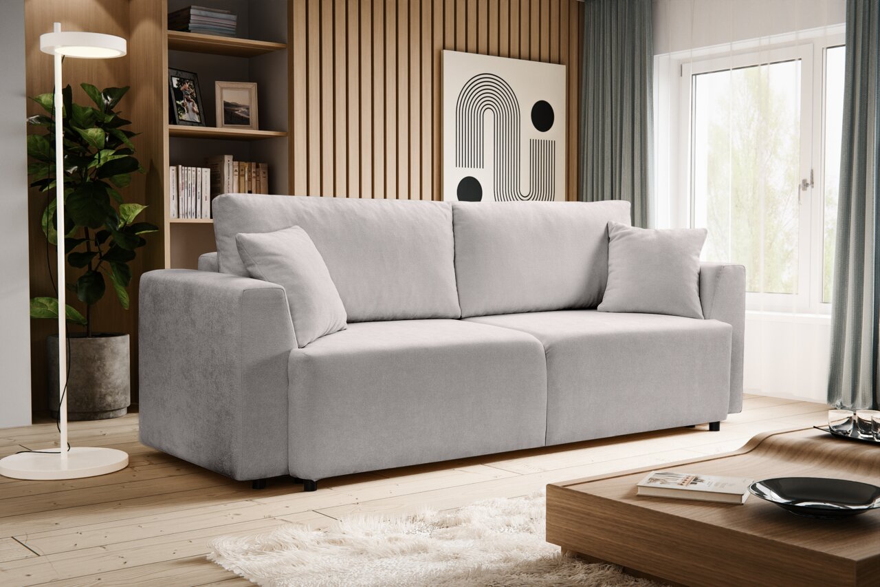 Hellgraues, modernes 3-Sitzer-Sofa mit breiten Armlehnen und zwei Rückenkissen im Wohnzimmer, fotografiert in frontaler leicht seitlicher Perspektive.