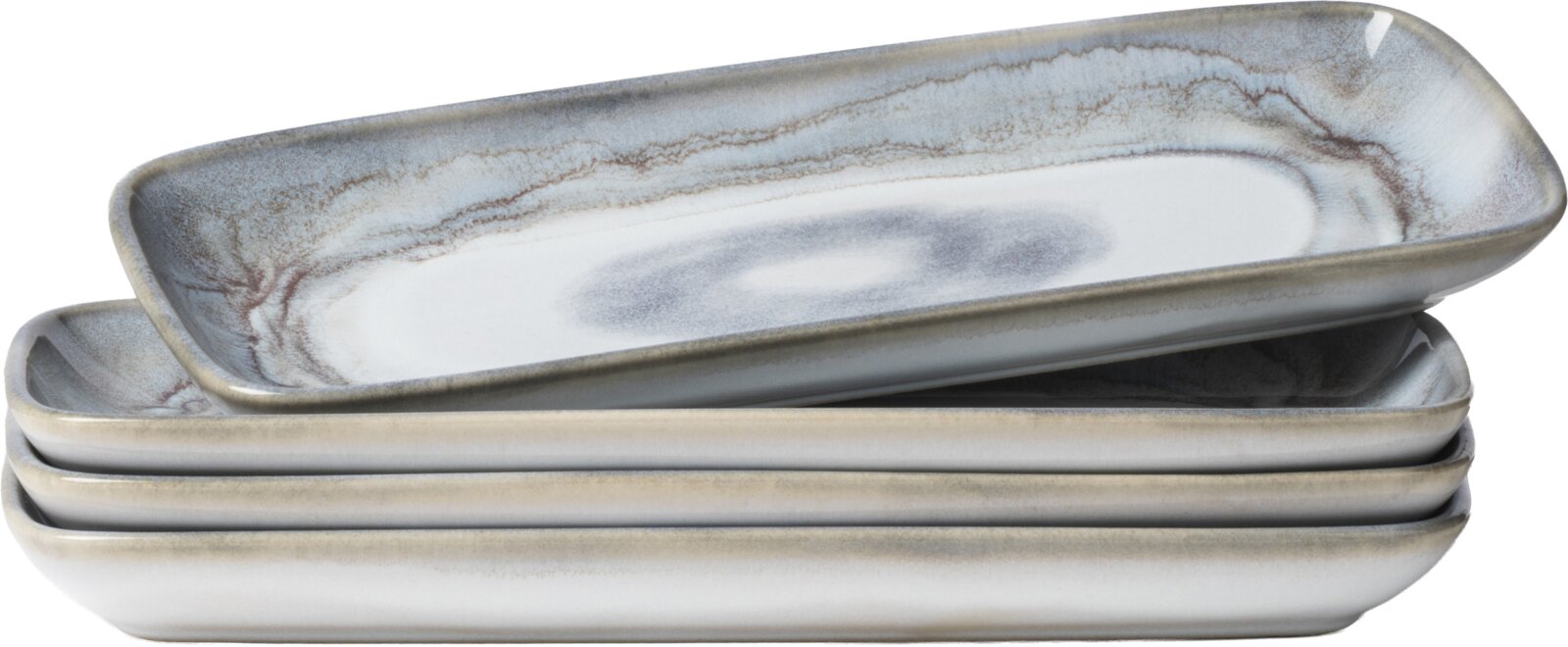 Stapel aus vier rechteckigen Keramik-Servierplatten in Weiß-Grau mit marmorierter Glasur, schräg von vorne in leichter Draufsicht fotografiert