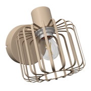 Beige Wandlampe mit Metallgitter-Schirm und sichtbarer LED-Glühbirne, schräg von unten in Nahaufnahme fotografiert.