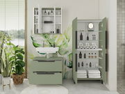 Moderner Spiegelschrank in einem stilvollen Badezimmer, frontal betrachtet, mit geöffneter Tür und sichtbaren Regalen.