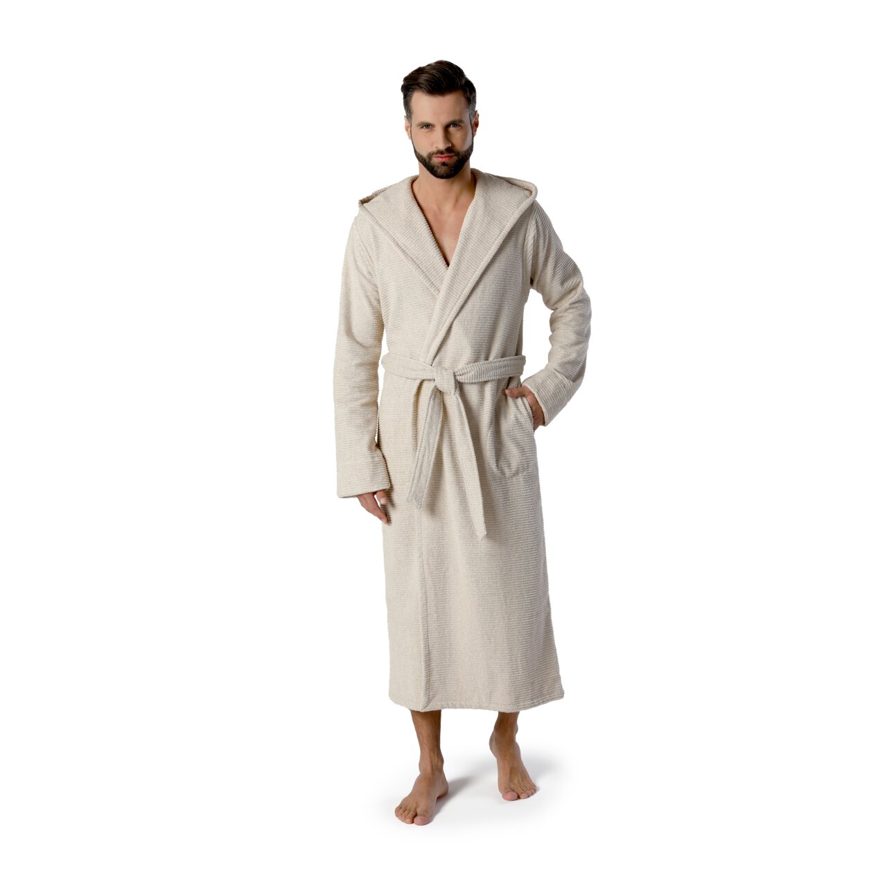 Mann in cremefarbenem Kapuzenbademantel, Vorderansicht