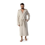 Mann in cremefarbenem Kapuzenbademantel, Vorderansicht