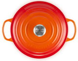 Runde, orange-rote Bräter mit zwei Griffen, von oben gesehen, mit Le Creuset Logo auf dem Deckelknauf.
