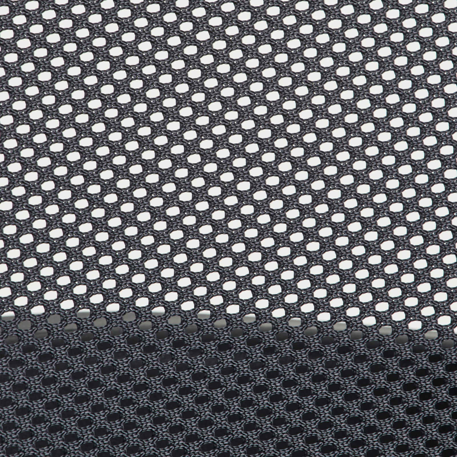 Nahaufnahme eines Netzgewebes, perspektivisch von oben betrachtet, verwendet für einen Drehstuhl.