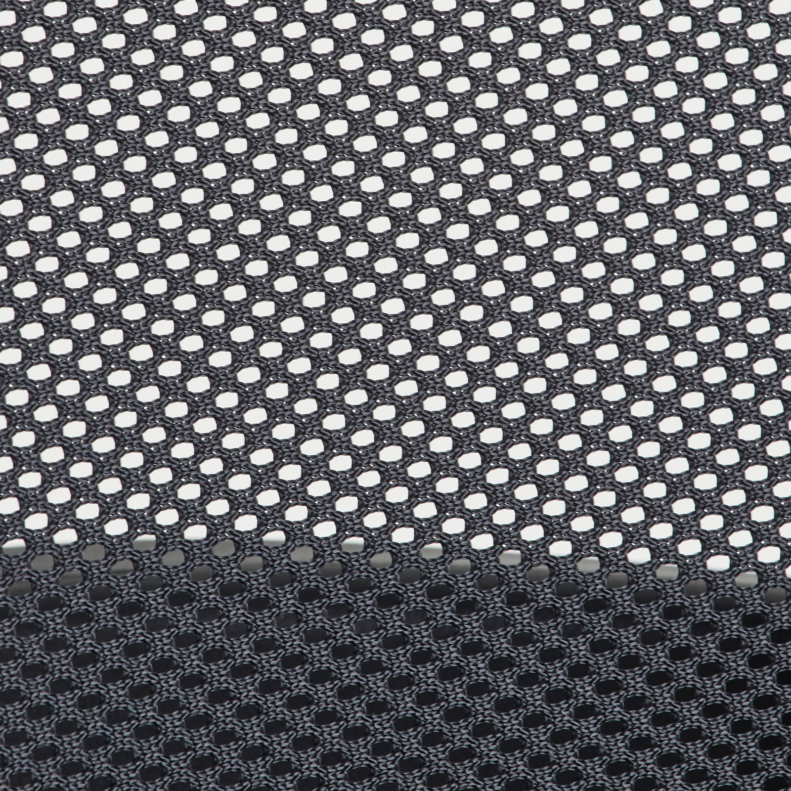 Nahaufnahme eines Netzgewebes, perspektivisch von oben betrachtet, verwendet für einen Drehstuhl.