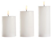 Drei weiße 3D-LED-Kerzen in verschiedenen Größen mit flackernder Flamme, frontal betrachtet.