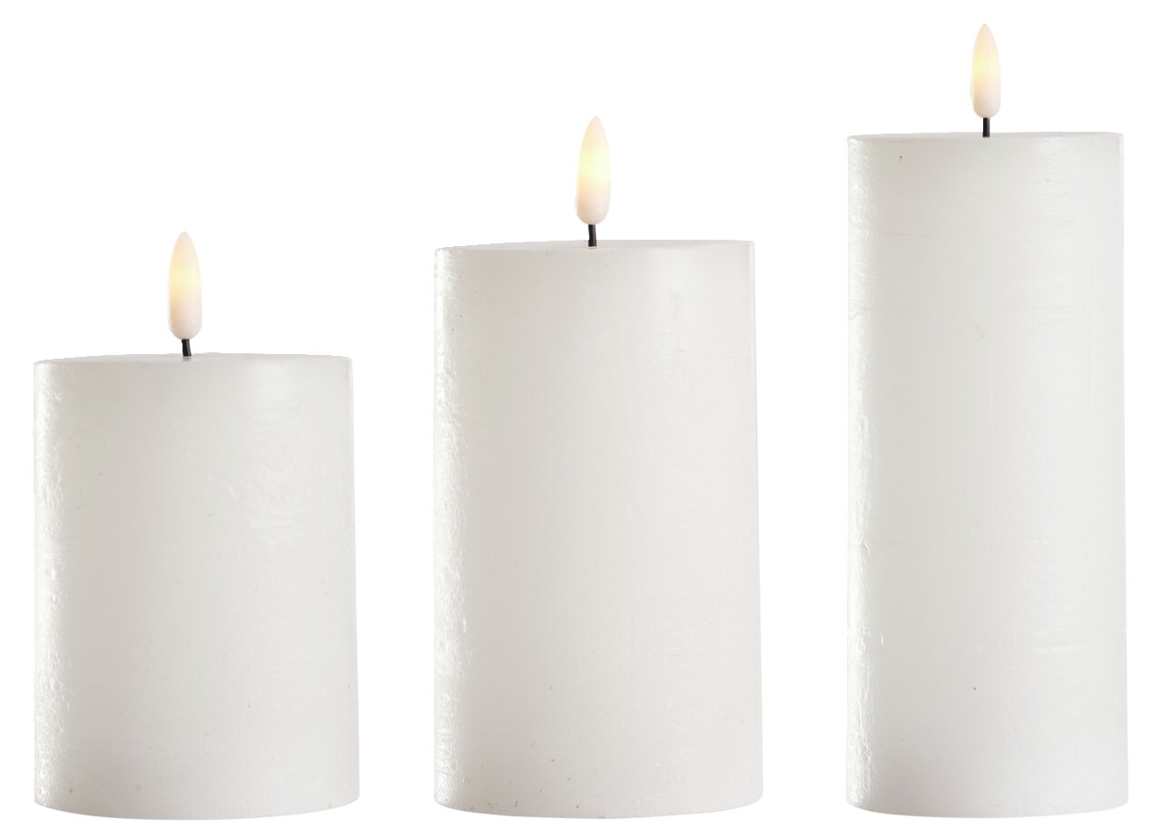 Drei weiße 3D-LED-Kerzen in verschiedenen Größen mit flackernder Flamme, frontal betrachtet.