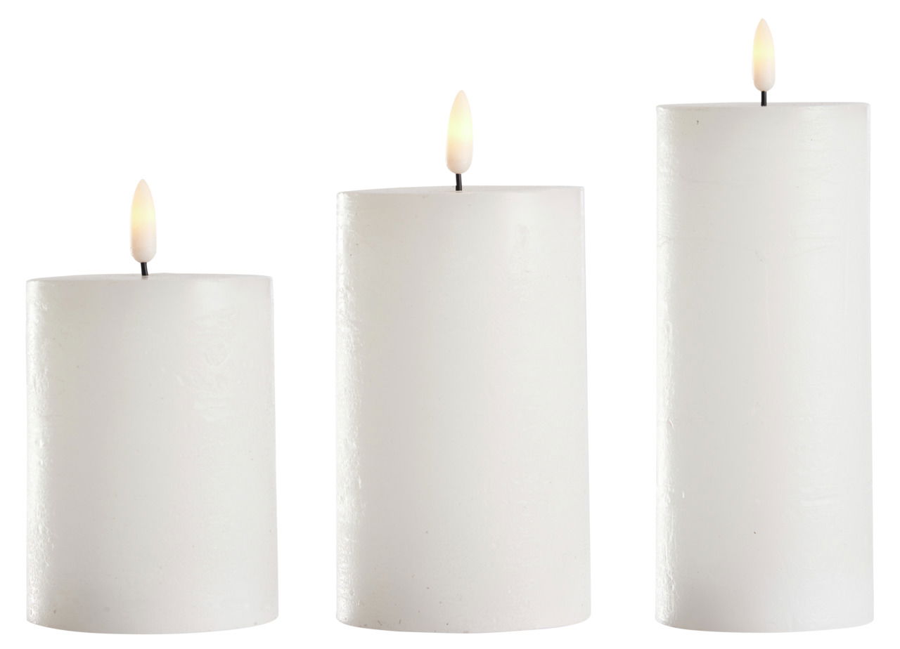Drei weiße 3D-LED-Kerzen in verschiedenen Größen mit flackernder Flamme, frontal betrachtet.