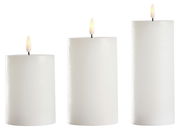 Drei weiße 3D-LED-Kerzen in verschiedenen Größen mit flackernder Flamme, frontal betrachtet.