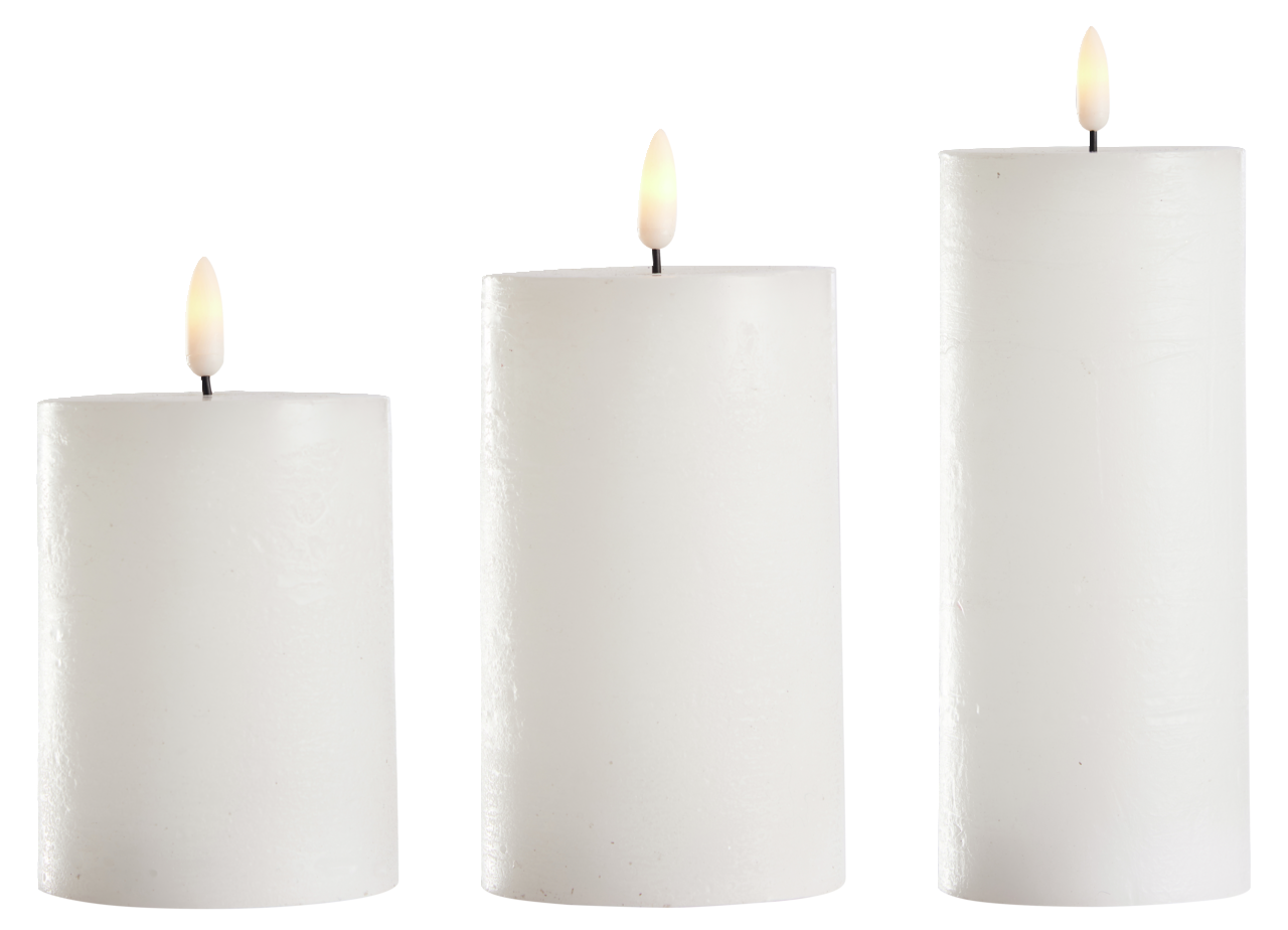 Drei weiße 3D-LED-Kerzen in verschiedenen Größen mit flackernder Flamme, frontal betrachtet.