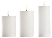 Drie witte 3D-ledkaarsen in verschillende maten met een flikkerende vlam, gezien van voren.