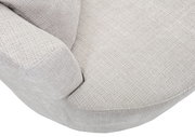 Nahaufnahme eines Sessels mit hellgrauem, strukturiertem Stoffbezug, von oben betrachtet.
