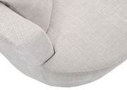 Nahaufnahme eines Sessels mit hellgrauem, strukturiertem Stoffbezug, von oben betrachtet.