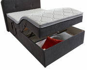 Boxbett mit Motor, seitliche Perspektive, geöffnete Matratze und Schublade mit Kissen
