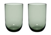 Zwei transparente Longdrinkbecher aus Glas, frontal fotografiert, mit leicht grünlichem Schimmer.