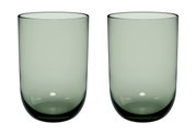 Zwei transparente Longdrinkbecher aus Glas, frontal fotografiert, mit leicht grünlichem Schimmer.
