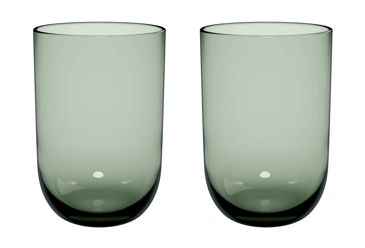 Zwei transparente Longdrinkbecher aus Glas, frontal fotografiert, mit leicht grünlichem Schimmer.