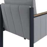 Rückansicht eines Lounge-Sessels mit grauem Stoffbezug und dunklem Metallrahmen.