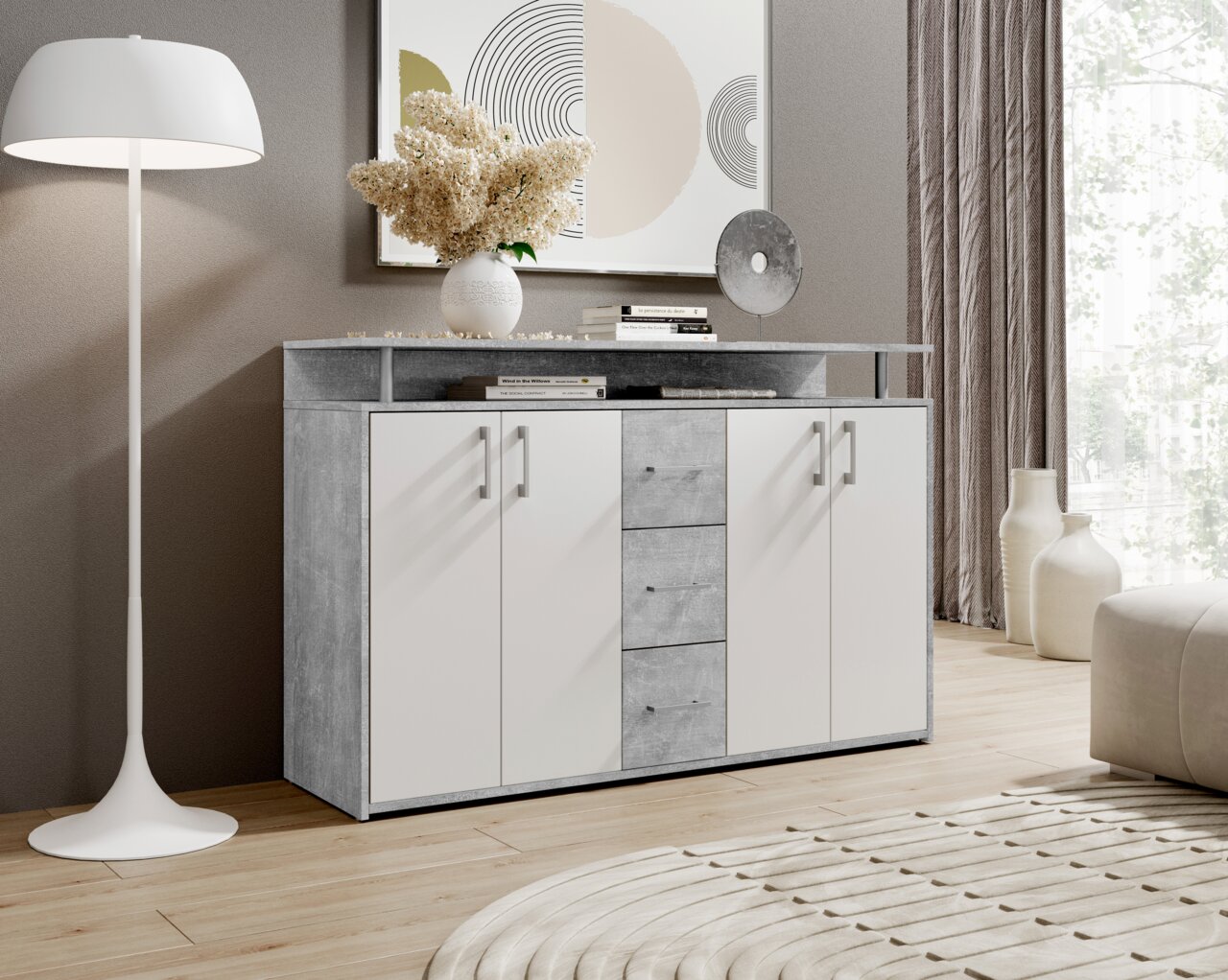 Carryhome Sideboard DRIFT Modernes Sideboard mit grauen und weißen Türen, dekoriert mit einer Vase und Kunstobjekten, in einem stilvollen Wohnzimmer aus seitlicher Perspektive.