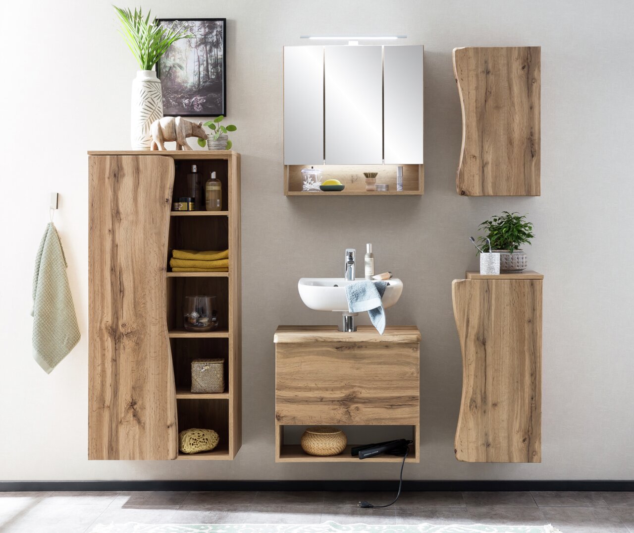 Moderne Badezimmermöbel aus Holz mit Spiegelschrank, Waschbecken und Stauraum, frontal betrachtet.