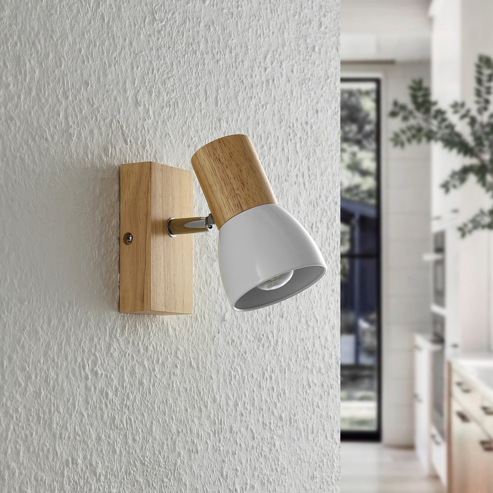Wandstrahler aus Holz und Metall in einem modernen Raum, seitliche Perspektive