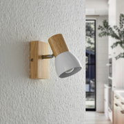 Wandstrahler aus Holz und Metall in einem modernen Raum, seitliche Perspektive