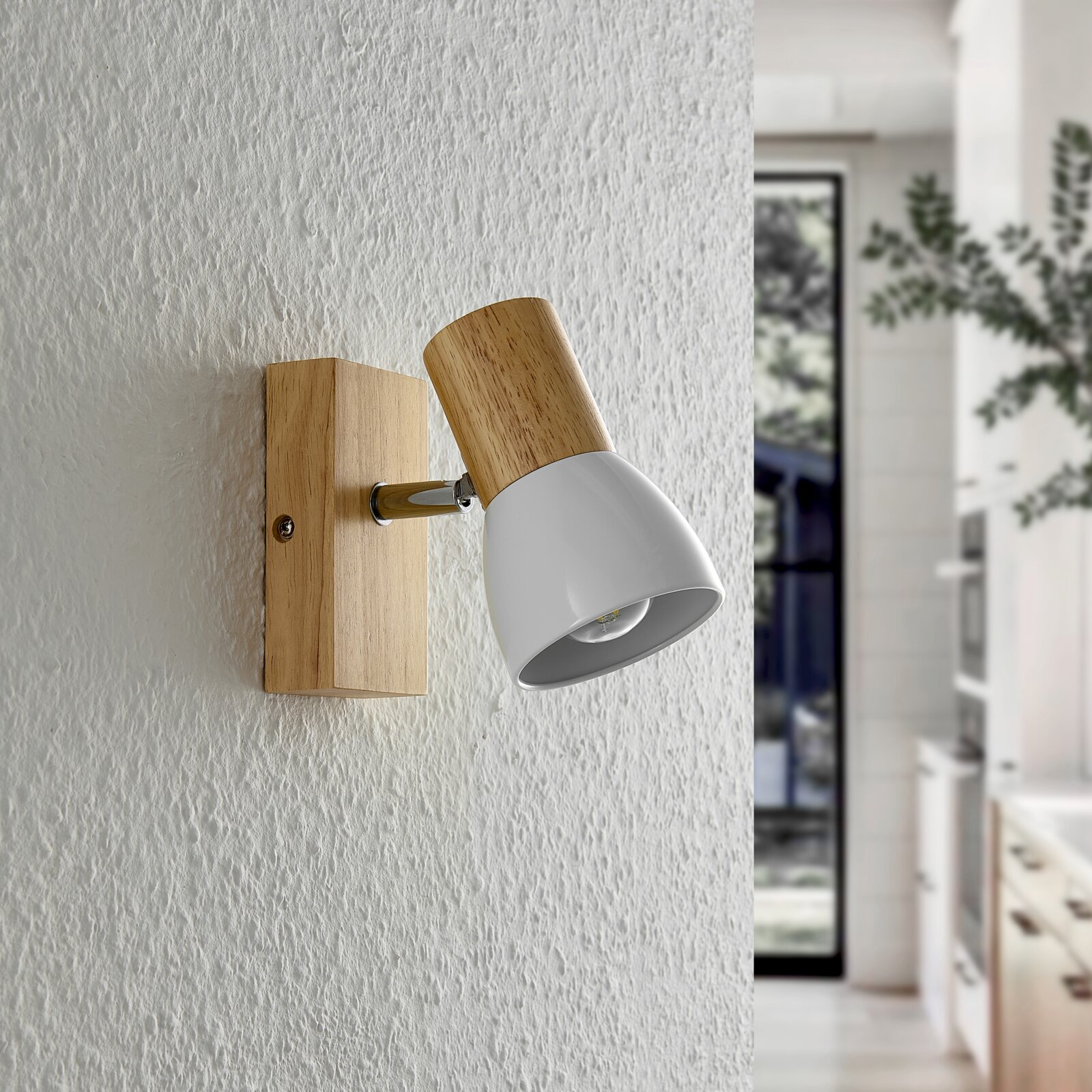 Wandstrahler aus Holz und Metall in einem modernen Raum, seitliche Perspektive