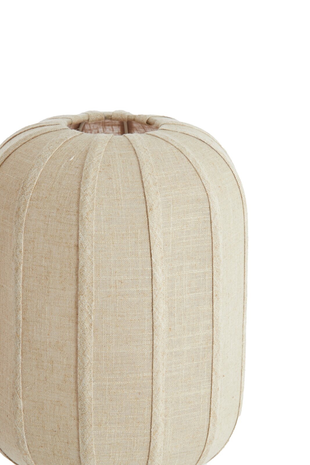 Close-up vanuit licht verhoogd vooraanzicht van een ronde beige stoffen lampenkap met verticale banen en zichtbare textuur.