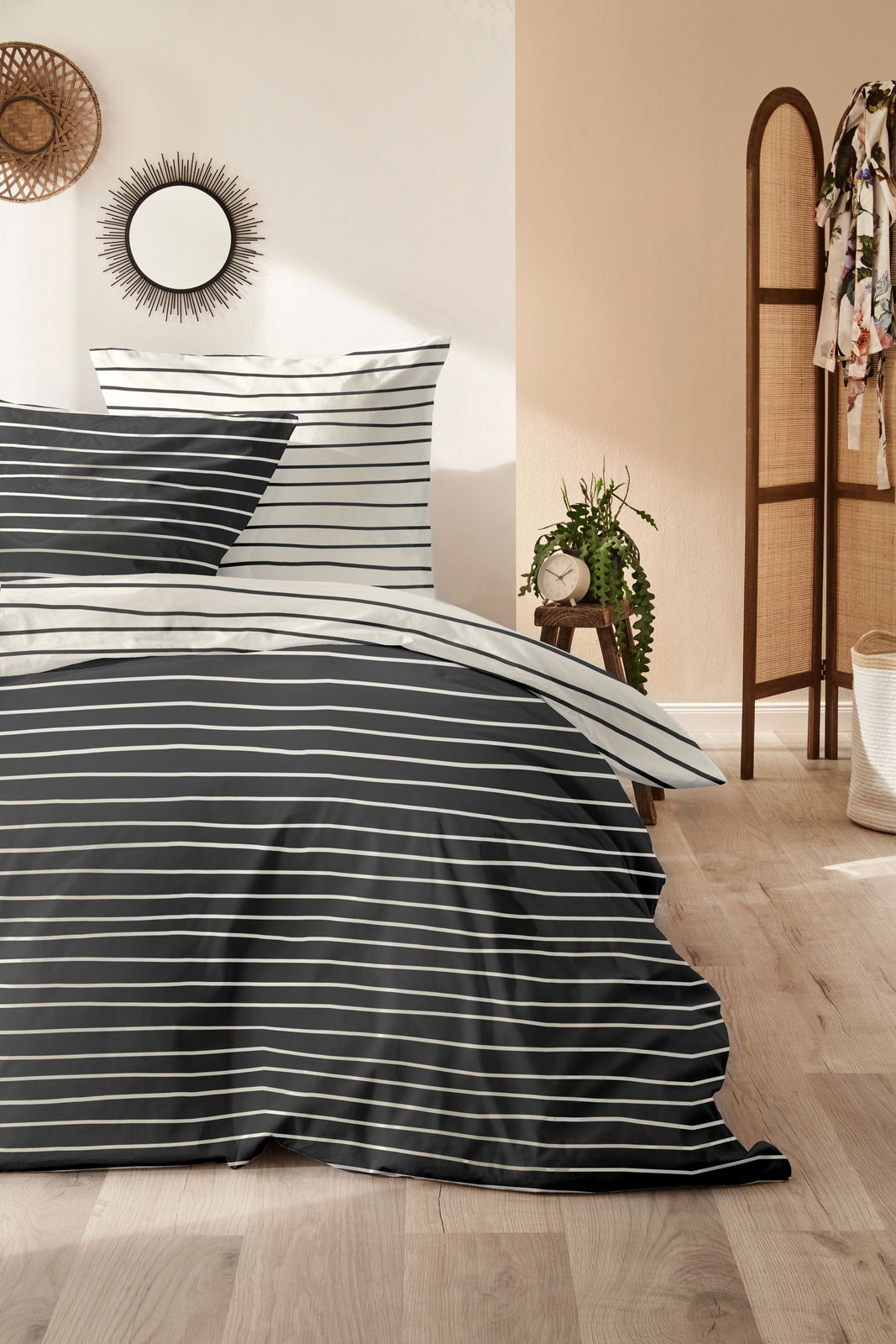 Primera Bettwäsche Bettwäsche-Set mit schwarz-weißen Streifen, frontal fotografiert in einem stilvoll eingerichteten Schlafzimmer.