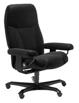 Schwarzer Stressless Chefsessel OFFICE CONSUL, seitliche Perspektive, mit gepolsterten Armlehnen und fünf Rollen.