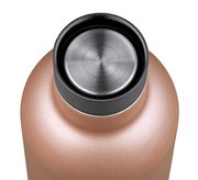 Ansicht von oben auf eine kupferfarbene Isoliertrinkflasche mit schwarzem Deckel und Edelstahlverschluss.