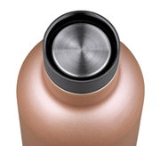 Ansicht von oben auf eine kupferfarbene Isoliertrinkflasche mit schwarzem Deckel und Edelstahlverschluss.