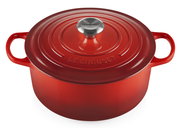 Runder roter Bräter von Le Creuset aus der Vogelperspektive