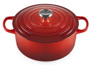 Runder roter Bräter von Le Creuset aus der Vogelperspektive