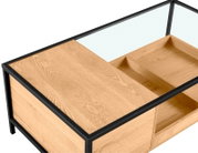 Moderne houten salontafel met glazen blad en zwart metalen frame, gezien van bovenaf.