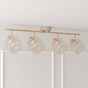 Beige Deckenleuchte mit vier Spotköpfen und dekorativen Gitter-Schirmen an einer Schiene, Innenansicht leicht von unten in Frontalperspektive