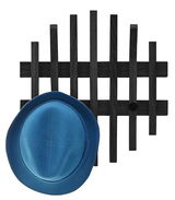 Garderobenpaneel aus dunklem Holz mit einem blauen Hut, aus der Vogelperspektive betrachtet.