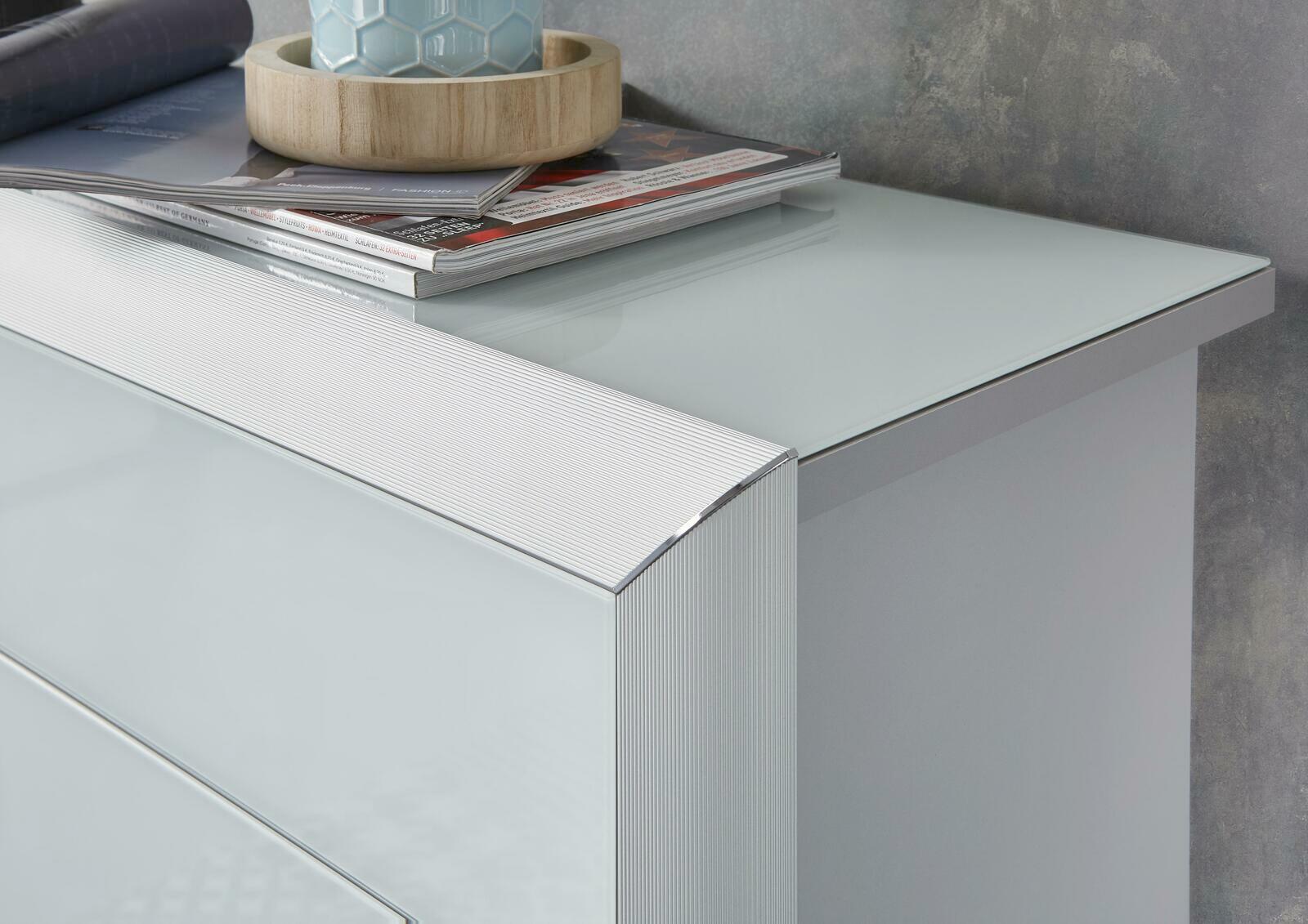 Nahaufnahme eines modernen Schuhschranks mit glänzender Glasoberfläche und eleganten Linien, von oben betrachtet.